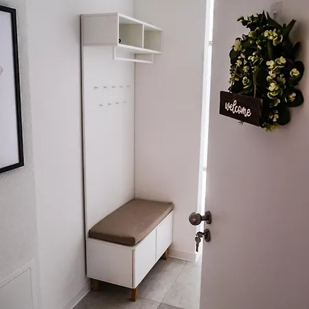 Neue Moderne Wohnung,74qm,balkon,kingsize Boxspringbett