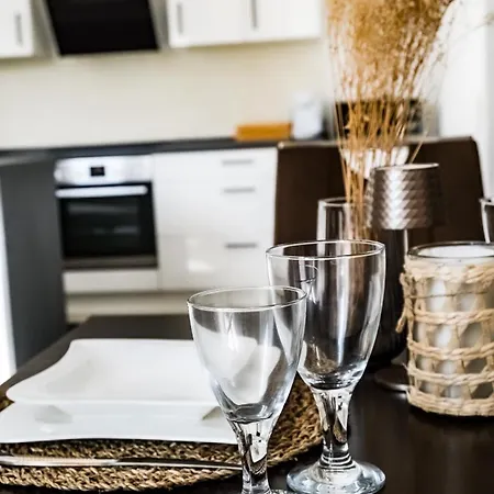 Neue Moderne Wohnung,74qm,balkon,kingsize Boxspringbett