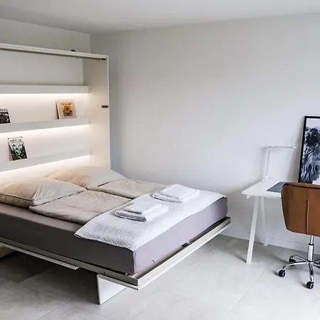 Neue Moderne Wohnung,74qm,balkon,kingsize Boxspringbett